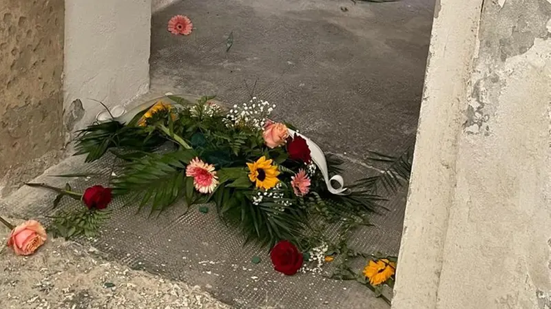 I fiori distrutti sulla tomba - © www.giornaledibrescia.it