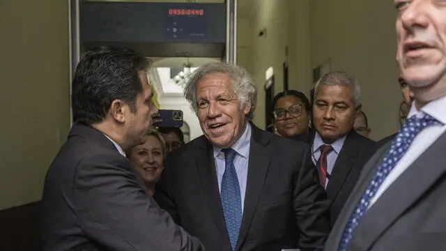 epa10782019 Luis Almagro (C), Secretary General of the Organization of American States (OAS), leaves after a meeting with electoral authorities and Guatemalan deputies, in Guatemala City, Guatemala, 02 August 2023. Almagro met with members of the electoral court and deputies of the country, during his visit to supervise the process towards the second electoral round. Almagro was attended by the electoral magistrates, who expressed their concerns about the process. EPA/Esteban Biba