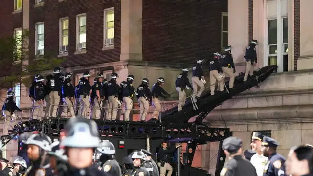 epa11311436 New York City police officers use a ramp on an armored vehicle to enter Hamilton Hall at Columbia University after pro-Palestinian protestors barricaded themselves in the building earlier in the day in New York, New York, USA, 30 April 2024. Students have been protesting the university's investments in Israel and showing their support for Palestine for over two weeks, also inspiring other students nationwide to do the same. EPA/STEPHANI SPINDEL