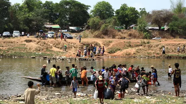 epa11289791 Myanmar villagers cross the Moei river at the Thai-Myanmar border district of Mae Sot, Tak province, Thailand, 20 April 2024. Clashes between armed Karen rebel groups and the Myanmar military caused numerous villagers to flee to Thailand, according to the Director-General of the Department of Information and Spokesperson of the Thai Ministry of Foreign Affairs, Nikorndej Balankura. EPA/SOMRERK KOSOLWITTHAYANANT