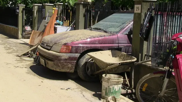 Alluvione Senigallia, auto investita dal fango. 8 maggio 2014. Foto ANSA/Roberto Ritondale