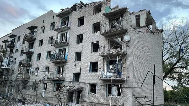 Attacco russo a Chasovoy Yar vicino a Bakhmut: ci sono morti, 30 persone sono ancora sotto le macerie. Regione del Donetsk, almeno 6 morti
