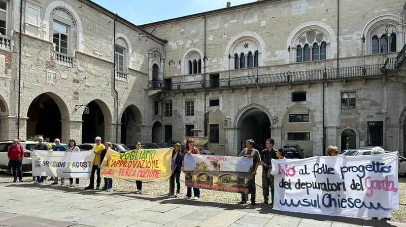 Il Presidio 9 agosto in protesta - © www.giornaledibrescia.it