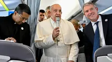 Papa Francesco parla ai giornalisti durante il volo diretto a Marsiglia, 22 Settembre 2023. ANSA/US VATICAN MEDIA