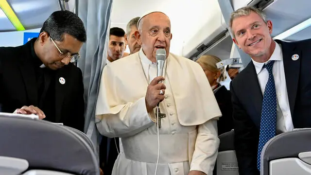 Papa Francesco parla ai giornalisti durante il volo diretto a Marsiglia, 22 Settembre 2023. ANSA/US VATICAN MEDIA