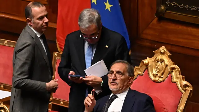(da sinistra) Massimiliano Romeo, Maurizio Gasparri ed il presidente Ignazio La Russa nel corso delle dichiarazioni di voto al DEF 2024 al Senato a Roma, 24 aprile 2024. ANSA/MAURIZIO BRAMBATTI