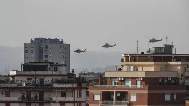 Elicotteri della Guardia di Finanza sorvolano il quartiere Fidene a Roma, 12 giugno 2019. ANSA/GIUSEPPE LAMI