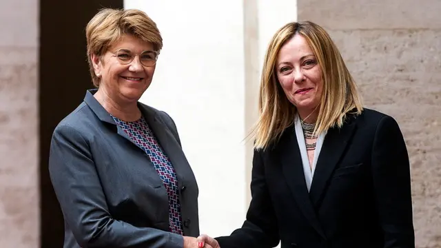 epa11316688 Italian Prime Minister Giorgia Meloni (R) and Swiss Federal President Viola Amherd during a welcome ceremony prior to their meeting at Chigi Palace in Rome, Italy, 03 May 2024. EPA/ANGELO CARCONI