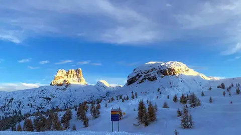 CORTINA - domani apre prima pista di sci foto libere da diritti - sentiti gli autori - del Col Gallina, dove domani aprirà la prima pista di sci sulle Dolomiti. Ntz in rete, 'Apre lo sci a Cortina, domani primo impianto al via'.