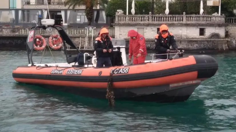 Guardia Costiera e sub dei Vigili del fuoco al lavoro