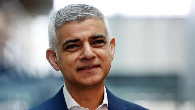 epa11256796 London Mayor Sadiq Khan speaks to the media at the Francis Crick Institute In London, Britain, 03 April 2024. London Mayor Sadiq Khan is pledging to create over 150,000 'high quality, well paid jobs' in his re-election campaign. Londoners will go to the polls 02 May to elect a new Mayor of London. EPA/ANDY RAIN