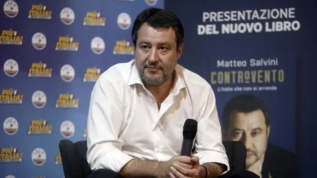 Il ministro delle infrastrutture Matteo Salvini presenta il suo libro “Controvento, l’Italia che non si arrende” presso la Bocciofila Martesana a Milano, 3 maggio 2024. ANSA/MOURAD BALTI TOUATI