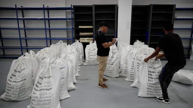 epa11318533 Members of the Panamanian Electoral Court organize bags with ballots in Panama City, Panama, 04 May 2024. Panama will hold general elections on 05 May. EPA/BIENVENIDO VELASCO