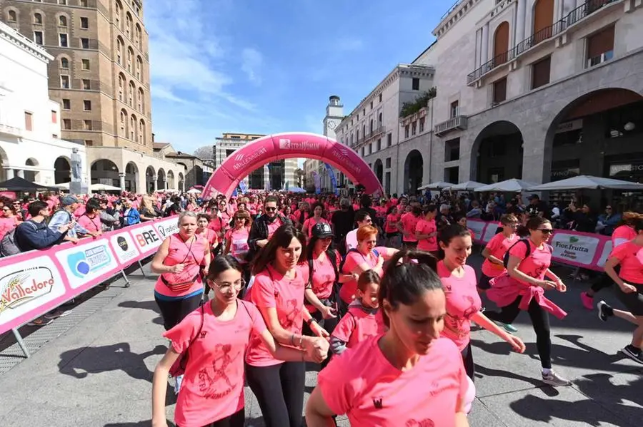 L'onda rosa della StraWoman a Brescia