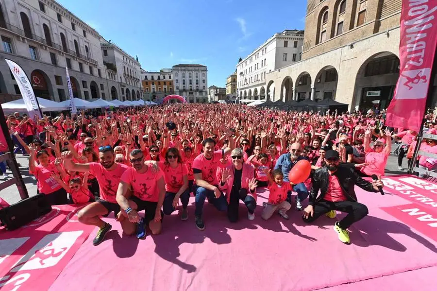 L'onda rosa della StraWoman a Brescia