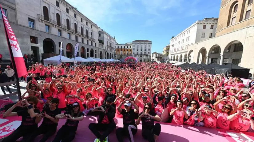 L'onda rosa della StraWoman a Brescia