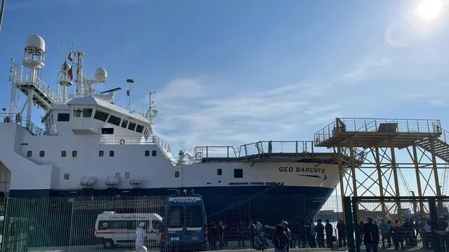 Nave Geo Barents nel porto di Bari con a bordo 605 migranti