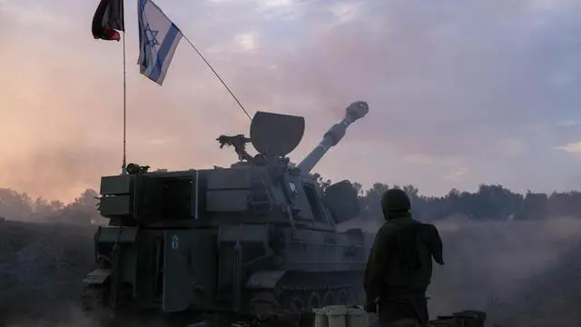 Immagine diffusa da Israel Defense Forces il 2 novembre 2023. L'esercito israeliano sta continuando "a colpire terroristi e distruggere infrastrutture del terrore" nella Striscia. Lo ha fatto sapere il portavoce militare secondo cui nella notte "i soldati si sono scontrati con numerose cellule terroristiche nel nord della Striscia di Gaza uccidendo decine di terroristi". ANSA/ ISRAEL DEFENSE FORCES +++ ANSA PROVIDES ACCESS TO THIS HANDOUT PHOTO TO BE USED SOLELY TO ILLUSTRATE NEWS REPORTING OR COMMENTARY ON THE FACTS OR EVENTS DEPICTED IN THIS IMAGE; NO ARCHIVING; NO LICENSING +++ NPK +++