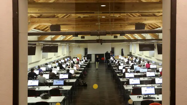 Un'aula d'esame durante il test di accesso alla facolta' di Medicina dell'Universita' di Genova. Genova, 13 aprile 2023. ANSA/LUCA ZENNARO