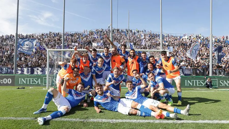 Una foto di squadra dopo la qualificazione ai play off ottenuta contro il Lecco - Foto New Reporter Nicoli © www.giornaledibrescia.it