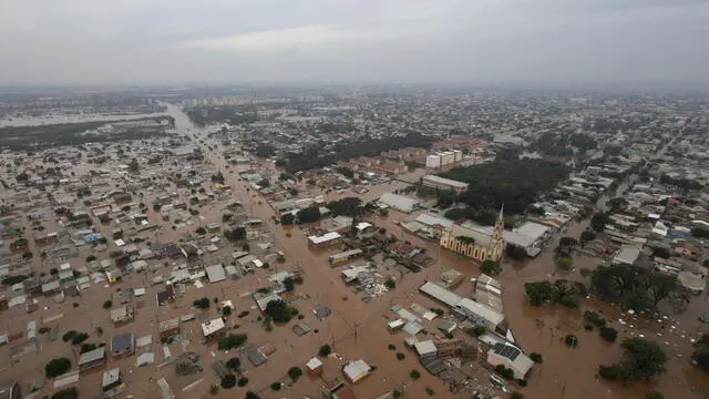 epa11318964 An aerial picture shows a flooded neighborhood during a rescue operation by the Brazilian Army in conjunction with firefighters in Canoas, Porto Alegre, Brazil, 04 May 2024. According to the latest report from the Government of Rio Grande do Sul, whose capital is Porto Alegre, the floods have caused the death of 57 people in the state, to which another victim is added in the neighboring state of Santa Catarina. Furthermore, in Rio Grande do Sul there are 67 missing people, as well as 32,640 people who have had to evacuate their homes to go live with relatives and friends, and another 9,581 who have moved to public shelters. EPA/Isaac Fontana