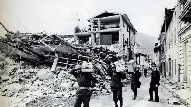Militari dell'Esercito al lavoro nelle zone colpite dal terremoto in Friuli Venezia Giulia del 6 maggio 1976. ANSA/ US ESERCITO +++ NO SALES - EDITORIAL USE ONLY +++