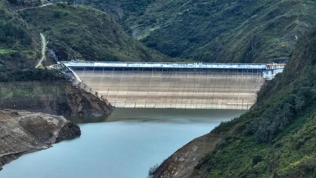 epa11287658 A view of the Mazar Dam and low water levels in the Mazar reservoir, in the province of Azuay, Ecuador, 18 April 2024. Ecuador faces blackouts of up to eight hours this 18 April and 19 April, due to low water levels in hydroelectric reservoirs, a serious energy crisis that has forced the Government to suspend the working day and school classes, amid complaints of alleged sabotage before the referendum on 21 April called for by the president Daniel Noboa, on reforms in security, justice and employment. EPA/Robert Puglla