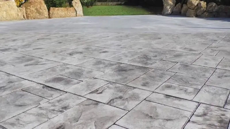 La pavimentazione per esterni in cemento stampato è antiscivolo