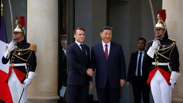 epa11321026 French President Emmanuel Macron (L) greets Chinese President Xi Jinping (R) upon his arrival at the Elysee Palace in Paris, France, 06 May 2024. The Chinese president is on an official two-day state visit hosted by the French president, where the French leader will seek to push his counterpart on issues ranging from Ukraine to trade. EPA/YOAN VALAT