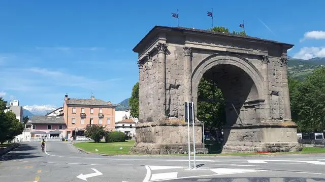 L'arco d'Augusto con la nuova Ztl istituita nella primavera 2023. Aosta, 14 luglio 2023.