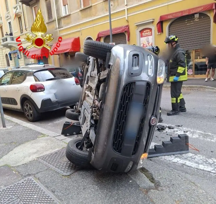 L'auto ribaltata in via Marchetti a Brescia