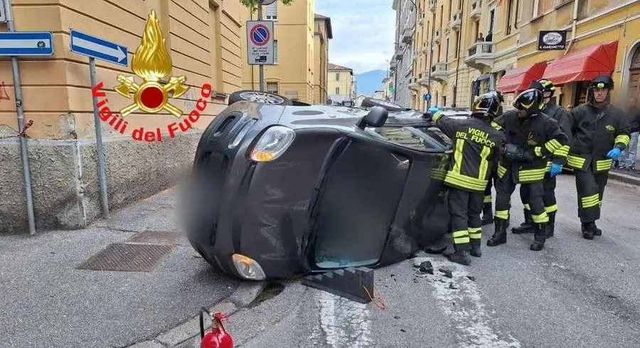 L'auto ribaltata in via Marchetti a Brescia