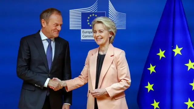 epa10937709 Polish leader of main opposition party Civic Platform (PO) Donald Tusk (L) is welcomed by European Commission President Ursula von der Leyen prior to a meeting in Brussels, Belgium, 25 October 2023. The leaders of the opposition alliance, who clinched a majority in Poland's recent elections, have stated their preparedness to assume power with Donald Tusk as the prime minister. This announcement coincides with the country's president commencing consultations on the formation of a new government. EPA/OLIVIER HOSLET