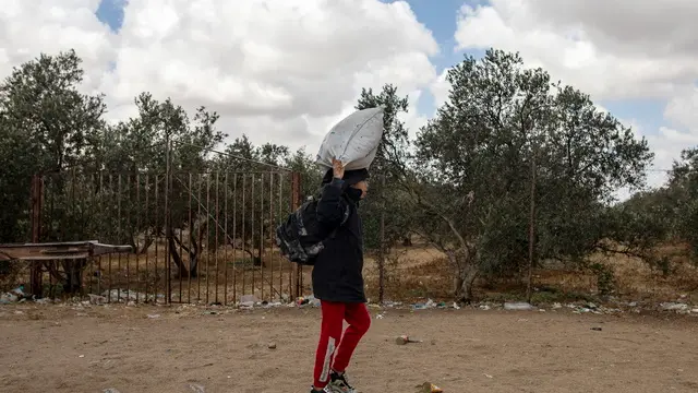 epa11321295 An internally displaced Palestinian carries belongings after an evacuation order issued by the Israeli army, in Rafah, southern Gaza Strip, 06 May 2024. The Israeli military stated on 06 May that the IDF has called on the residents of eastern Rafah to 'temporarily' evacuate to an expanded humanitarian area. The statement came ahead of an expected Israeli offensive on the city. More than 34,600 Palestinians and over 1,455 Israelis have been killed, according to the Palestinian Health Ministry and the Israel Defense Forces (IDF), since Hamas militants launched an attack against Israel from the Gaza Strip on 07 October 2023, and the Israeli operations in Gaza and the West Bank which followed it. EPA/HAITHAM IMAD