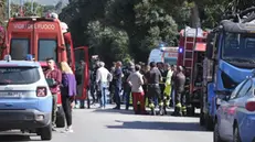 Vigili del fuoco, sanitari e inquirenti sul luogo del tragico incidente sul lavoro a Casteldaccia (Palermo), 06 maggio 2024. E' di cinque morti e due intossicati, uno dei quali in gravi condizioni, il bilancio definitivo della strage sul lavoro avvenuta a Casteldaccia. ///// Firefighters, medical workers and investigators at the site of the tragic workplace accident in Casteldaccia, near Palermo, Sicily island, southern Italy 06 May 2024. The final toll of the workplace massacre which occurred in Casteldaccia is five dead and two intoxicated, one of whom is in serious condition. ANSA/IGOR PETYX