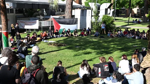 Un momento dell'assemblea pro Palestina degli studenti dell'università La Sapienza a Roma 6 maggio 2024. ANSA/MAURIZIO BRAMBATTI