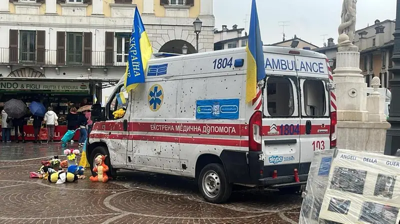 L'ambulanza in piazza Mercato - Foto Marco Papetti © www.giornaledibrescia.it