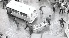 Una storica immagine dei soccorsi dopo la strage di piazza Loggia
