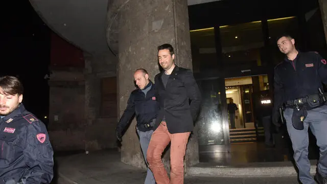 VARESE. OMICIDIO E TENTATO OMICIDIO LIMIDO MANFRINATI. LAVINIA E IL PADRE FABIO LIMIDO AGGREDITI DA MARCO MANFRINATI EX MARITO E EX GENERO NELLA FOTO MARCO MANFRINATI, L’OMICIDA, VIENE PORTATO IN CARCERE