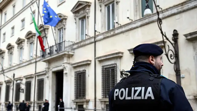 Agenti della Polizia a piazza Colonna durante l incontro tra Governo e sindacati delle forze dell ordine a Palazzo Chigi, Roma, 6 marzo 2024. ANSA/RICCARDO ANTIMIANI