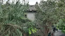Una veduta esterna dell'abitazione dove una donna di 41 anni è stata trovata morta, Padiglione di Osimo (Ancona), 11 ottobre 2022. ANSA/ DANIELE CAROTTI