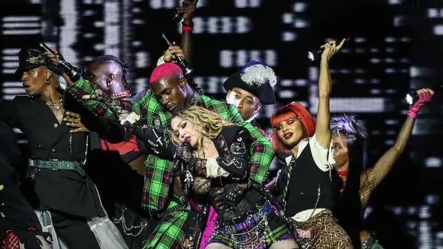 epa11319013 US singer Madonna (C) performs during a free concert, the only presentation of 'The Celebration Tour' in South America, on Copacabana beach in Rio de Janeiro, Brazil, 04 May 2024. EPA/ANDRE COELHO
