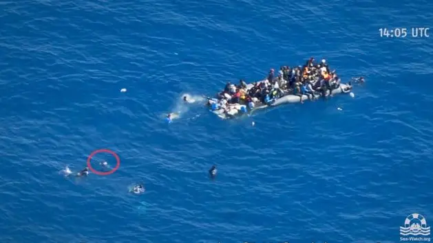 Un fermo immagine tratto dal video girato il 23 maggio da volontari a bordo di un aereo che collabora con la ong Sea Watch, mostra un gommone alla deriva e alcuni migranti caduti in mare. Secondo la ong, una persona sarebbe annegata, 30 maggio 2019. ANSA/ FRAME DA VIDEO SEA WATCH +++ NO SALES - EDITORIAL USE ONLY +++