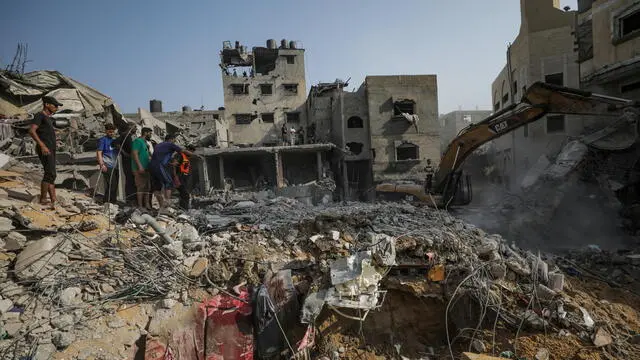 epa10935865 Palestinians search among the rubble of the destroyed Al Faseih family house following an airstrike in the Al Shatea refugee camp, Gaza, 24 October 2023. More than 20 members from the Al Faseih family were killed following an airstrike the previous night. More than 5,000 Palestinians and 1,400 Israelis have been killed, according to the Israel Defense Forces (IDF) and the Palestinian health authority, since Hamas militants launched an attack against Israel from the Gaza Strip on 07 October, and the Israeli airstrikes which followed. EPA/MOHAMMED SABER