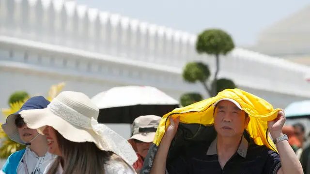 epa11308013 Chinese tourists shield themselves from sunlight during hot weather outside the Grand Palace in Bangkok, Thailand, 29 April 2024. The Thai Meteorological Department warned about the extremely hot weather as temperatures might soar up to over 40 degrees Celsius and may rise until early of May and advised the public to avoid prolonged outdoor activities from a highly dangerous heat level index that directly hazardously affects health conditions. According to the Public Health Ministry, 30 people died of heatstroke in Thailand between January and April 2024. The United Nations revealed in its recent report that Asia was identified as the global disaster center and anticipated to be significantly affected by climate related disruptions such as extreme temperatures, severe heatwave, floods, storms and melting glaciers. EPA/RUNGROJ YONGRIT