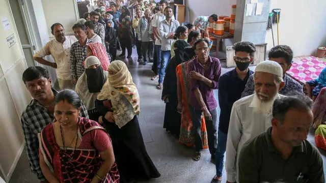 epa11323978 Indian voters wait in a long queue to cast their votes at a polling station during the third phase of the general elections in Ahmedabad, Gujarat, western India, 07 May 2024. The Indian general elections are held in seven phases between 19 April and 01 June 2024, with the results announced on 04 June 2024. EPA/DIVYAKANT SOLANKI
