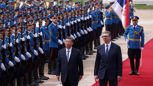 epa11326189 Serbian President Aleksandar Vucic (R) and Chinese President Xi Jinping (L) inspect the honor guard ahead of their meeting in Belgrade, Serbia, 08 May 2024. The Chinese president is on a two-day official visit to Serbia. EPA/ANDREJ CUKIC