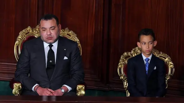 epa04234116 Morocco's King Mohammed VI (L) accompanied by his son Prince Moulay el Hassan (R) at the Constituent Assembly in Tunis, Tunisia, 31 May 2014. King Mohammed VI is on a two-day visit to Tunisia. EPA/MOHAMED MESSARA