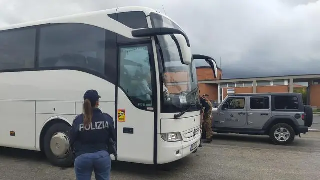 Polizia e militari controllano i confini al valico di Fernetti, il principale al confine tra Italia e Slovenia in sospensione del Trattato di Schengen, 21 ottobre 2023. ANSA/Micol Brusaferro