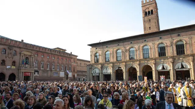 La folla ricorda le vittime di Suviana con un minuto di silenzio Bologna/ 8 maggio 2024 ANSA/MAX CAVALLARI
